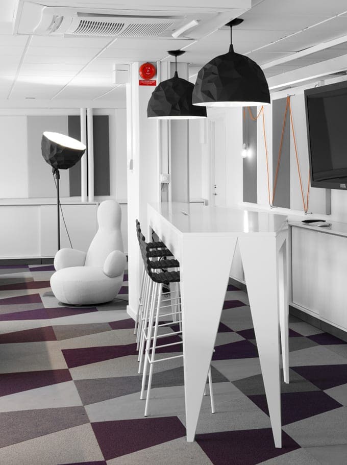 great-office-design-world-best-office-interiors-skype-sweden-telepresence-meeting-area