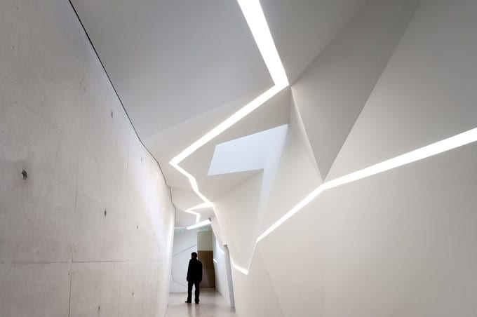 modern-office-design-building-contemporary-crazy-corridor-vodafone-portugal