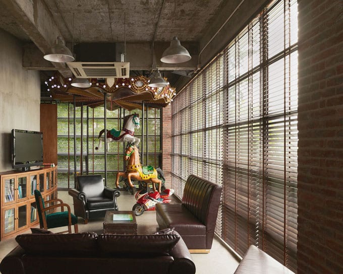 creative-office-design-ogilvy-mather-breakout-lounge