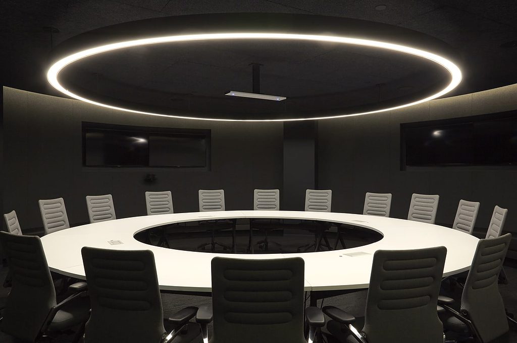 airbnb-doctor-strangeglove-war-room-cool-office-interiors